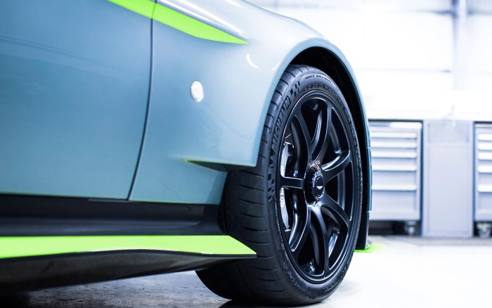 2017_aston_martin_vantage_gt8_5_2560x1440